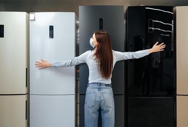 GELADEIRA - Com potência que varia de 100 a 800 watts, a geladeira precisa manter um fluxo contínuo de energia que sustenta a temperatura interna.