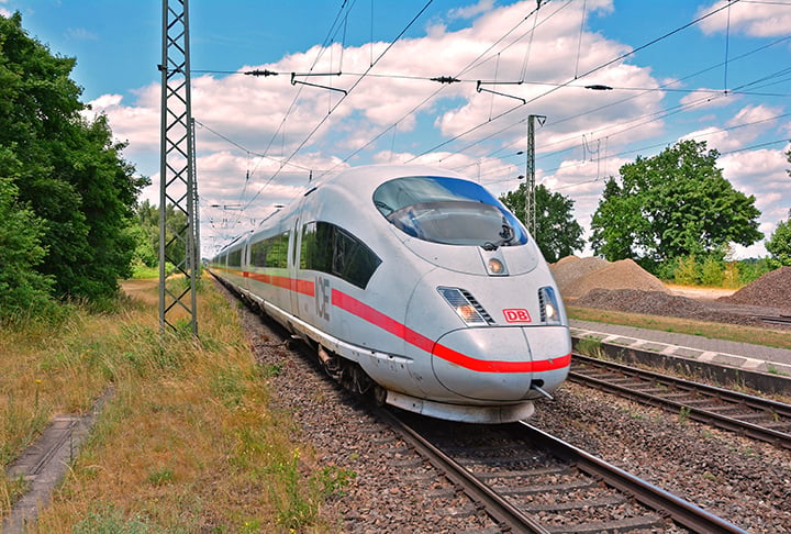 Devagar, quase parando: Trem vira atração por ser lento