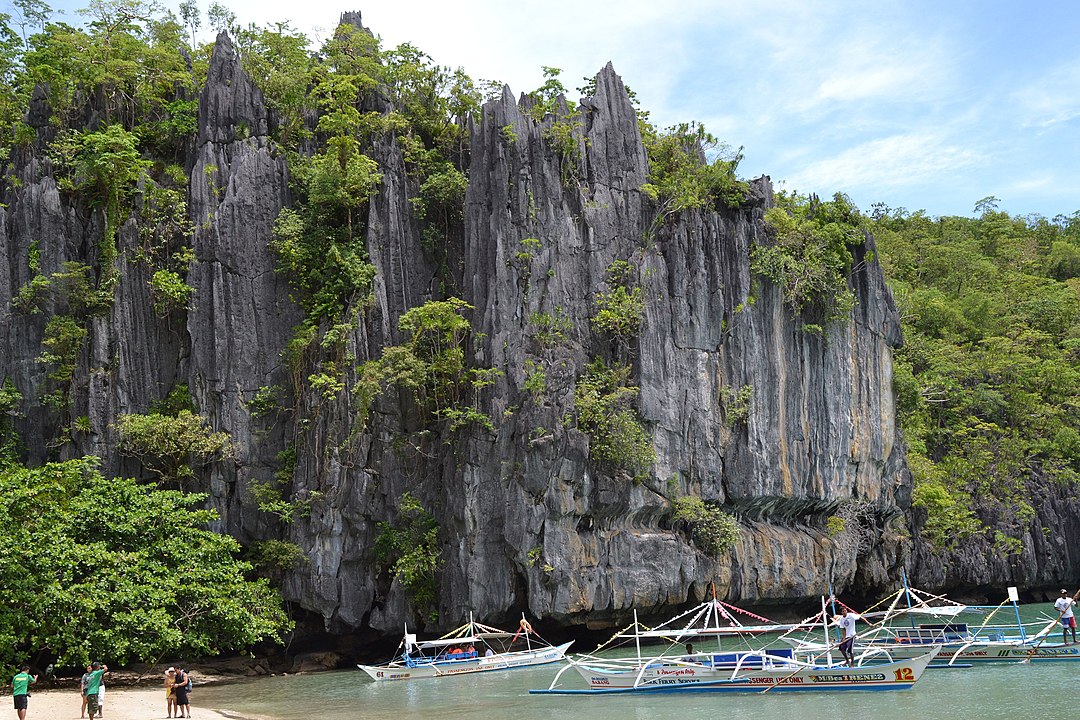 Situado na Ilha de Palawan, é o rio subterrâneo navegável mais longo do mundo, com 8,2 quilômetros de extensão.  - shankar s. wikimedia commons