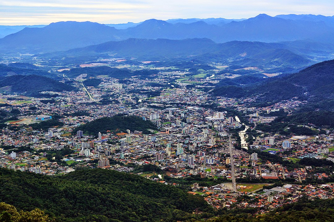 5ª - Jaraguá do Sul (SC) - Localizada em Santa Catarina, a cidade tem 185 mil habitantes e é conhecida pelo dinamismo industrial. Sendo um um importante polo de metalurgia, têxtil e tecnologia e com forte influência da colonização alemã e italiana, que aparece na arquitetura, gastronomia e tradições culturais.