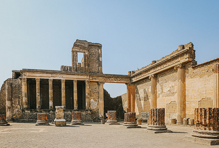 POMPEIA (Itália)- Fundada por volta do século 6 a.C. ,  foi destruída com a erupção do vulcão Vesúvio no ano 79 d.C.. A chuva de cinzas sepultou a cidade, que só foi redescoberta em 1748.