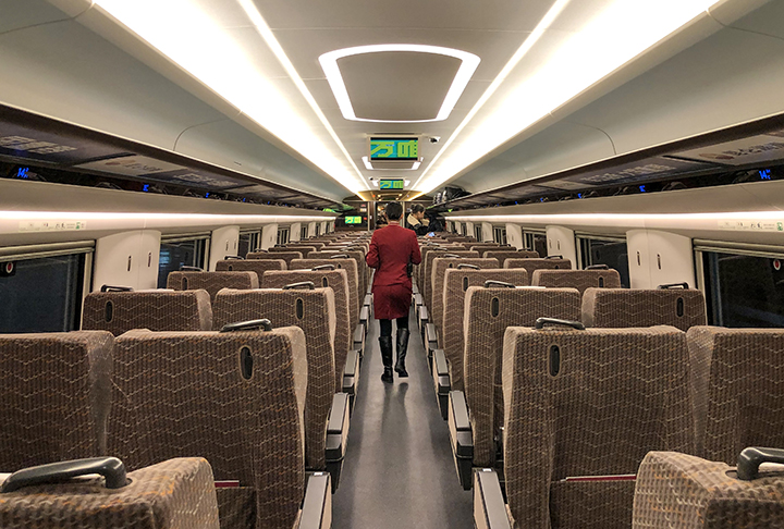 A experiÃªncia oferecida pelo CR400 Fuxing aos viajantes conta com tela individual por assento, carregamento sem fio para dispositivos eletrÃŽnicos e outras tecnologias.