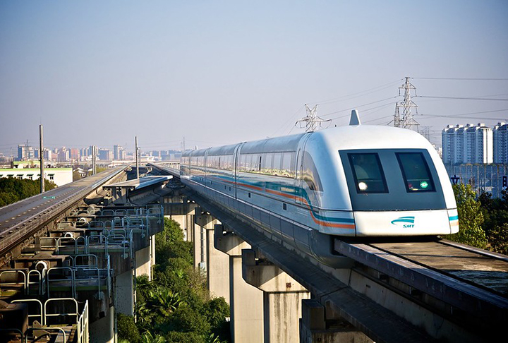 “Shanghai Maglev”- China - 460 km/h -  Chamado de Shanghai Maglev, o trem mais rápido do mundo é um meio de transporte público que utiliza levitação magnética em vez das já comuns rodas sobre trilhos de aço.