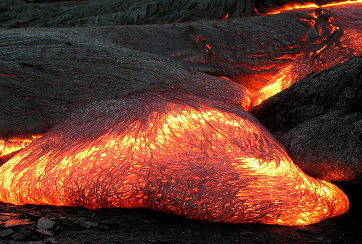 O magma é a substância fluida com temperatura entre 700ºC e 1.300ºC , da lava de vulcões, que se solidifica dando origem às rochas, contendo uma rica mistura de minerais. 