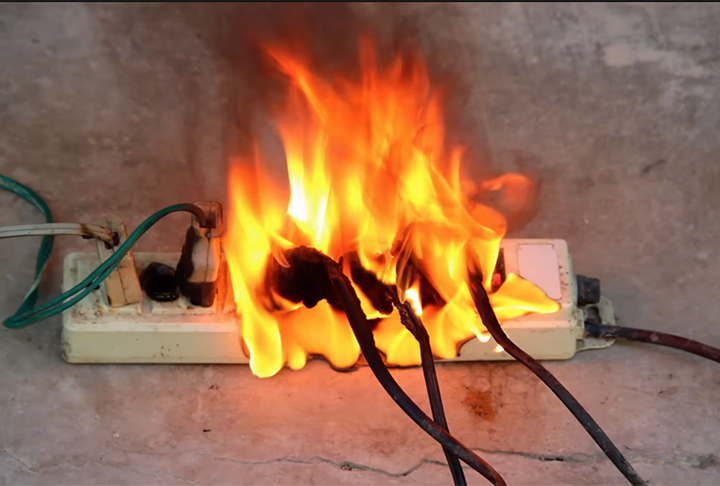 Por isso, uma ligação do liquidificador em filtro de linha representa elevado risco de curto-circuito, capaz de ocasionar incêndio.