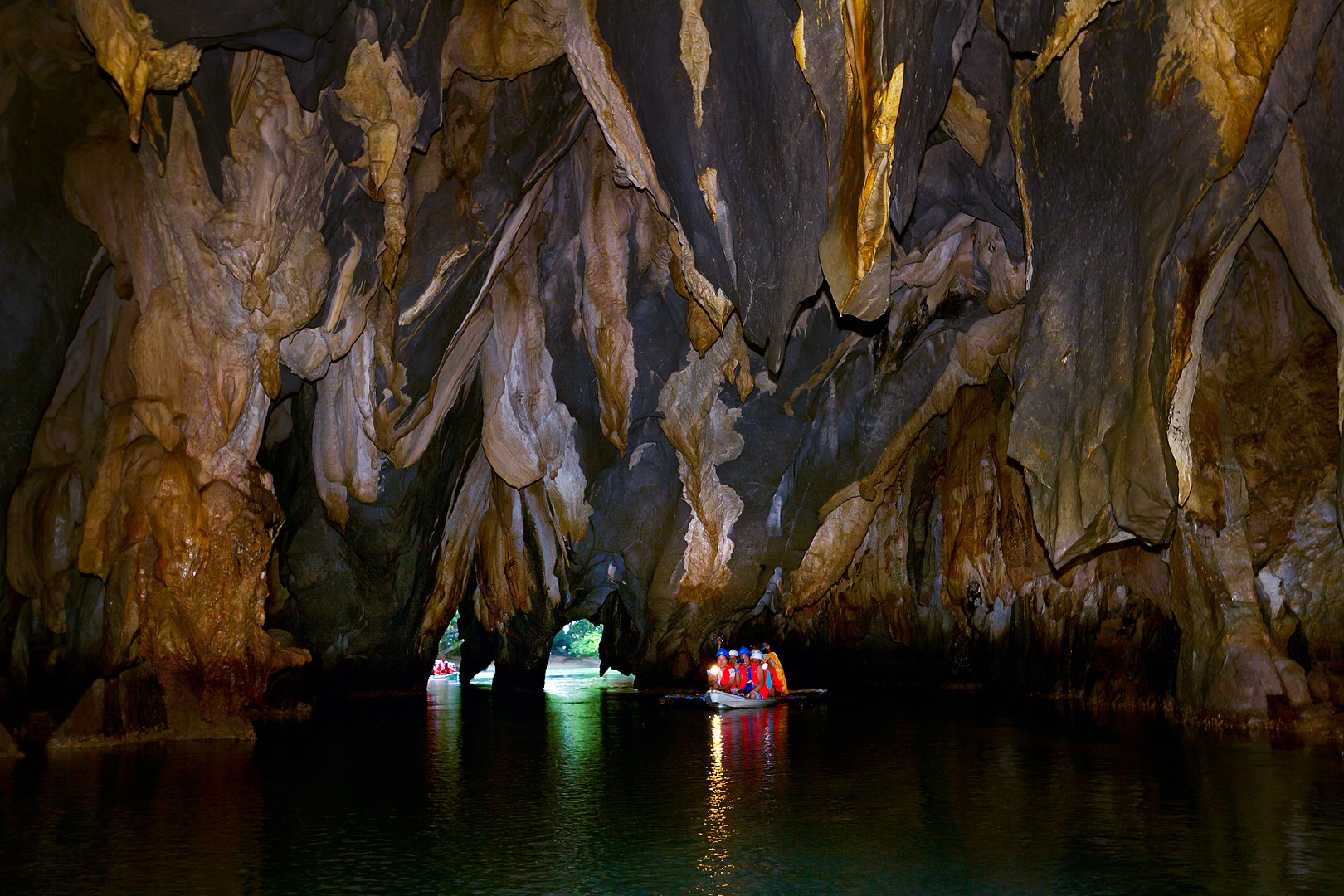 Suas águas são cristalinas e refletem as estalactites e estalagmites da caverna.  - Jessartcam wikimedia commons 