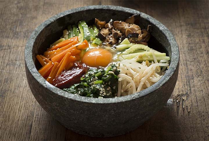 Dolsot bibimbap: conhecido como "mexidÃ£o" da Coreia, este prato consiste em arroz branco com vegetais e carne seca (Jerked beef) misturados e preparados em uma tigela de pedra vulcÃ¢nica extremamente quente para que se cozinhe a gema de ovo cru que sobre os outros componentes.