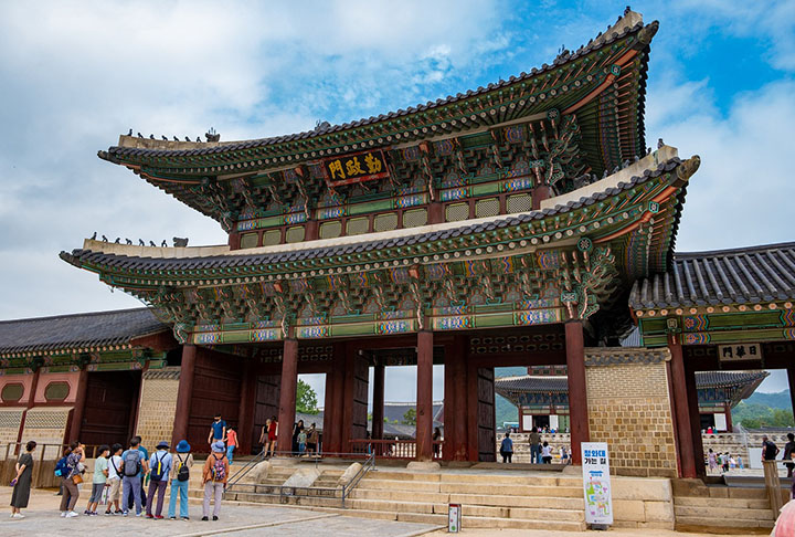 O Palácio Gyeongbokgung (foto), o Parque Namsan e os mercados de rua são algumas das atrações mais recomendadas para quem deseja visitar a cidade coreana.