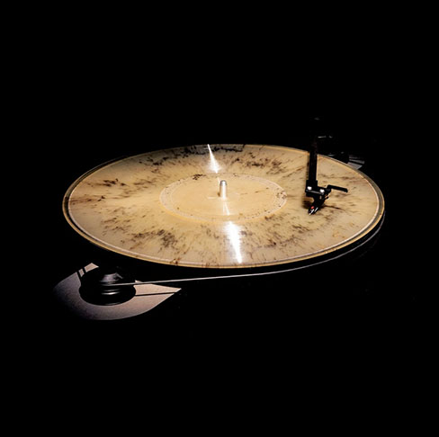 É essa a intenção da empresa britânica And Vinyly, que resolveu inovar e lançou uma proposta para lá de inusitada: transformar as cinzas de pessoas mortas em discos de vinil.