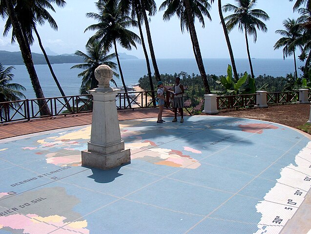 Um monumento mostra a posição da Linha do Equador no ilhéu das Rolas. 