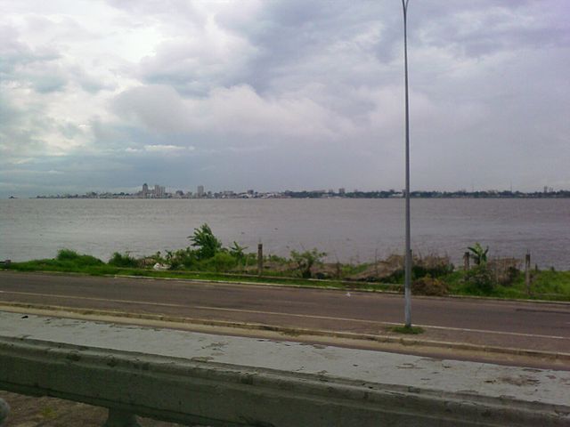 Aqui cabe uma curiosidade geográfica e histórica: a capital da República Democrática do Congo, Kinshasa, fica na margem norte do Rio Congo, enquanto Brazzaville, capital da República do Congo, fica na margem sul. 