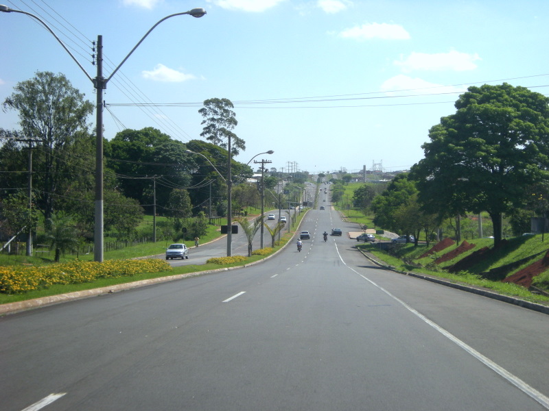 Quando o trajeto é longo, a monotonia pode causar sono. Faça pausas e programe paradas estratégicas para lanche e procure caminhar um pouco nesses intervalos para estimular a circulação sanguínea. -wikimedia commons Felipeattilio