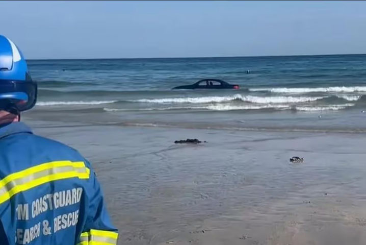 Carro de luxo aparece boiando com gente dentro