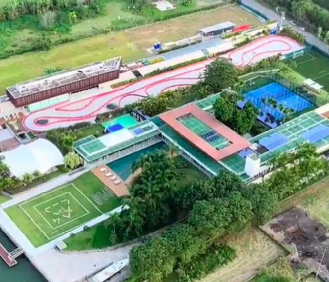 Alguns dias depois, viralizou nas redes uma imagem aérea do local indicando várias megalomanias: tem quadra de futebol de areia, quadra de tênis, heliponto e até uma pista de kart...