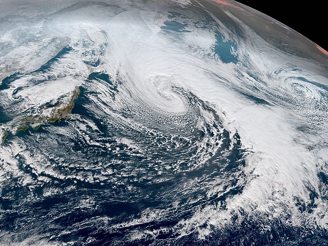Os ciclones subtropicais se formam quando um ciclone extratropical se forma no oceano e converge com temperaturas mais quentes na superfície do mar.