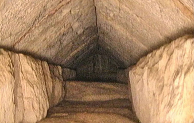 Sua complexa engenharia, com passagens, câmaras secretas e poços internos, continua a intrigar arqueólogos e admiradores até hoje. 