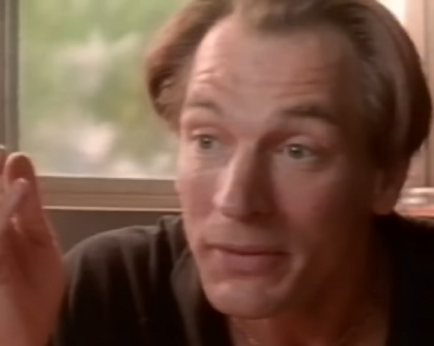 Além do cinema, Sands também teve uma presença notável no teatro, atuando em produções aclamadas, como 