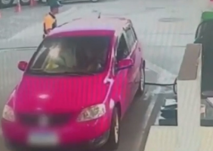 Pra quem não viu: Com mulheres dentro, carro explode em posto de gasolina