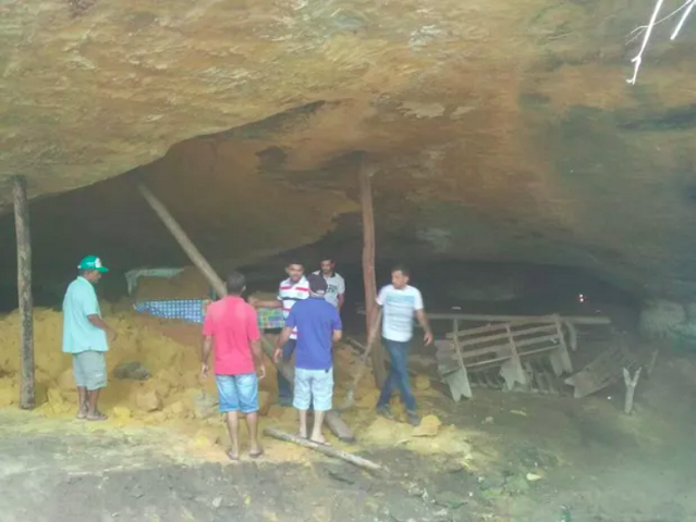 Segundo relatos de testemunhas, muitas pessoas soltavam fogos prÃ³ximo ao local e uma das bombas atingiu o solo, o que acabou abalando as estruturas da gruta.