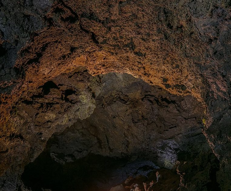 O evento acontecia em uma gruta em Santa Maria do Tocantins, no fim de 2016. Dez segundos separaram Gabriel da tragédia. Pelo menos 10 pessoas morreram por causa do desmoronamento repentino.