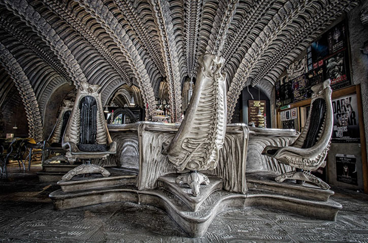 O trabalho mais famoso de sua carreira foi homenageado através do bar anexo ao museu. O local chama a atenção pela cenografia futurista que o ornamenta 