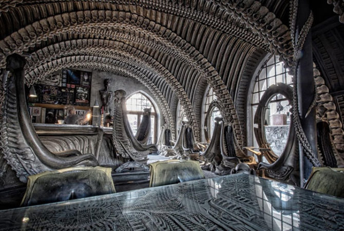 Estética alienígena dos filmes ‘Alien’ vira decoração em bar europeu