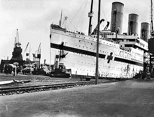 Embora tanto o Britannic quanto o Titanic tivessem 269 metros de comprimento, o primeiro tinha um calado (profundidade abaixo da linha d'água) maior, o que o tornava mais estável.