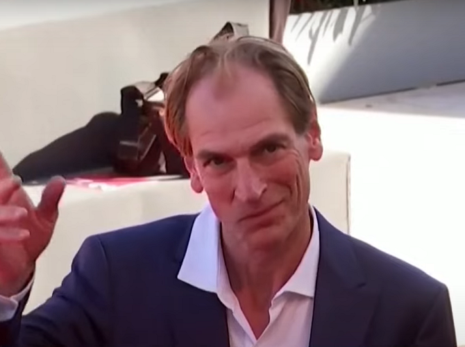 No dia em que Julian Sands desapareceu, a temperatura variava entre -4°C e 4°C. O
ator deixou a esposa, a escritora Evgenia Citkowitz, e três filhos. 