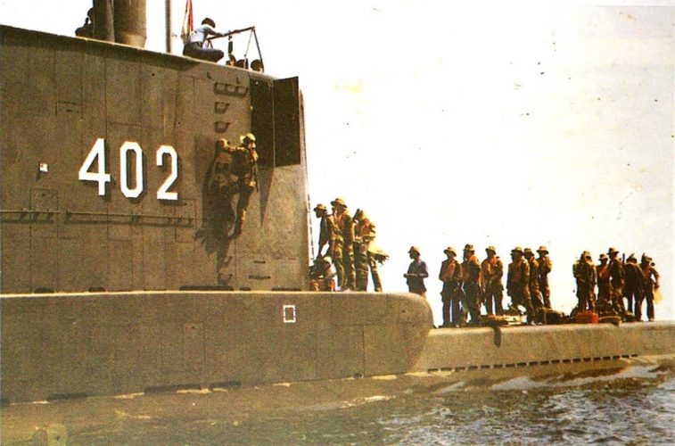 Durante as operações de resgate, foram encontrados diversos objetos, como um colete salva-vidas.-domínio público