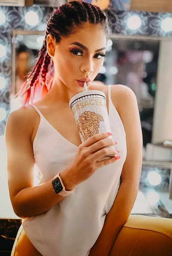 Copo de grife: A cantora Lexa já apareceu nas redes sociais bebendo em um copo da marca Versace envolto em cristais preciosos que chega a custar quase 9 mil reais!