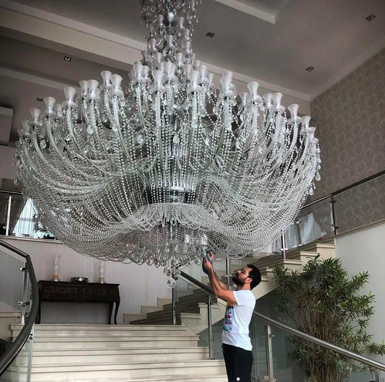Luciano Camargo tem um lustre gigantesco em casa