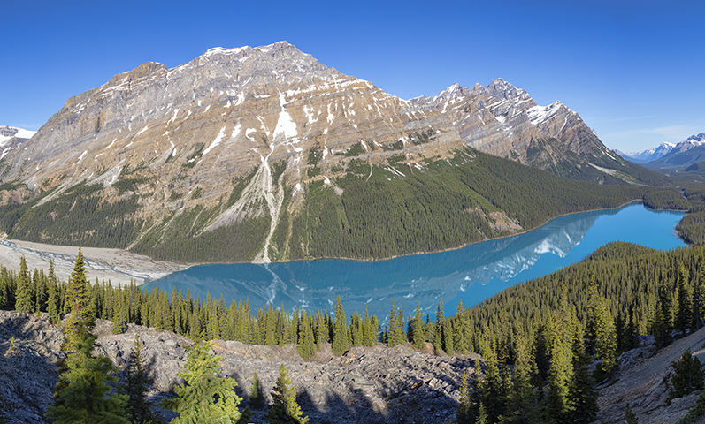 Rodeado por montanhas, o lago fica numa região que tem trilhas magníficas para caminhadas. Trata-se do Banff  National Park, em Alberta, no oeste do país - - Chensiyuan wikimwdia commons