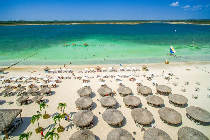 Esse caso não é isolado: em várias partes do Brasil, como Jericoacoara (CE - foto), Praia do Rosa (SC) e Lagoinha (SP), há disputas semelhantes entre interesses privados e o direito coletivo às praias. 