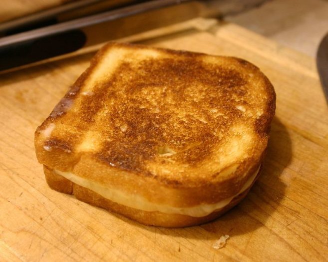 Outra supresa foi quando um sanduÃ­che de queijo prensado foi arrematado na internet, em 2004, por cerca de US$ 28 mil. Tudo isso porque diziam que o alimento tinha uma imagem da Virgem Mariaâ?Š