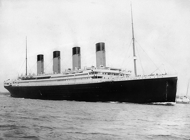 O interesse despertado por objetos encontrados nos destroços do Titanic ou nos corpos das vítimas é muito grande. E curiosamente, até mesmo artigos usados no filme "Titanic", obra de ficção inspirada na tragédia, também têm forte apelo comercial. 