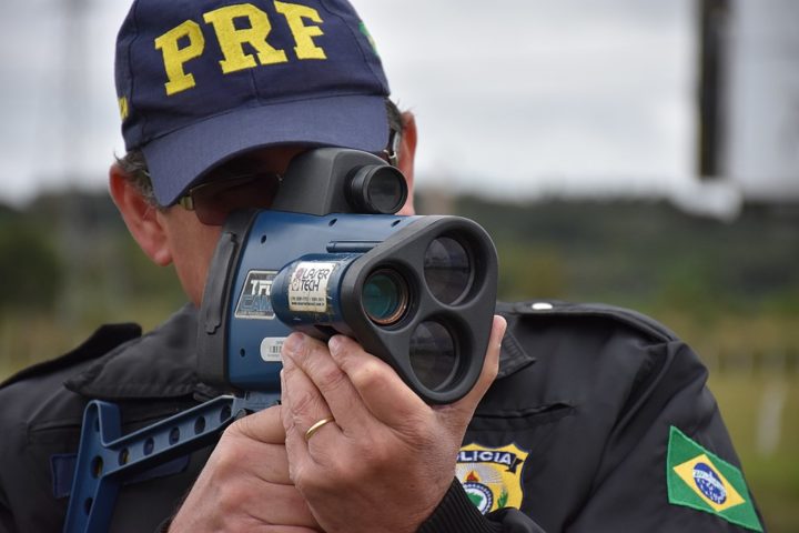Com essa tecnologia inovadora, os radares podem determinar a velocidade dos veículos mesmo a uma distância de até 50 metros além do ponto de instalação. 