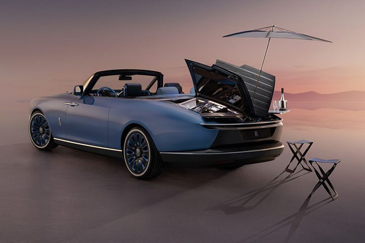 Esse modelo de Rolls-Royce tem um complexo mecanismo do deck traseiro, que utiliza aberturas em estilo borboleta controladas por um microprocessador. 