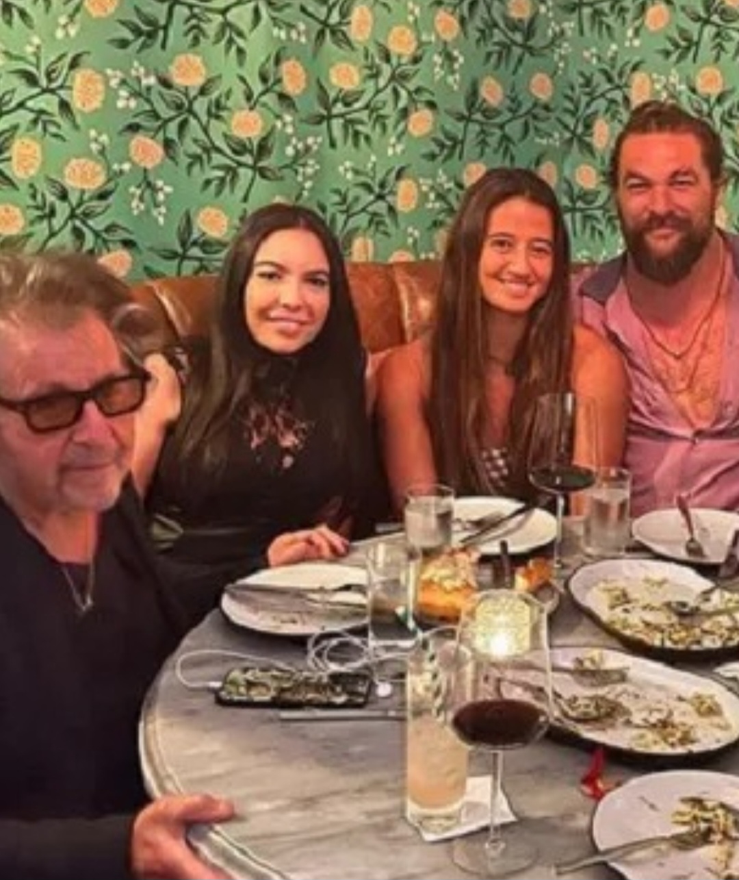 Nascida em 2/12/1993, Noor Alfallah tem 54 anos a menos que o astro de Hollywood. Eles mantinham um relacionamento desde 2022. E o bebê do casal, Roman, nasceu em 15/6/2023. 