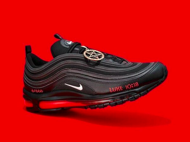 Em 2021, a MISCHF foi processada pela Nike por conta de um tênis feito com sangue humano. Confira outros itens esquisitos que já foram leiloados!