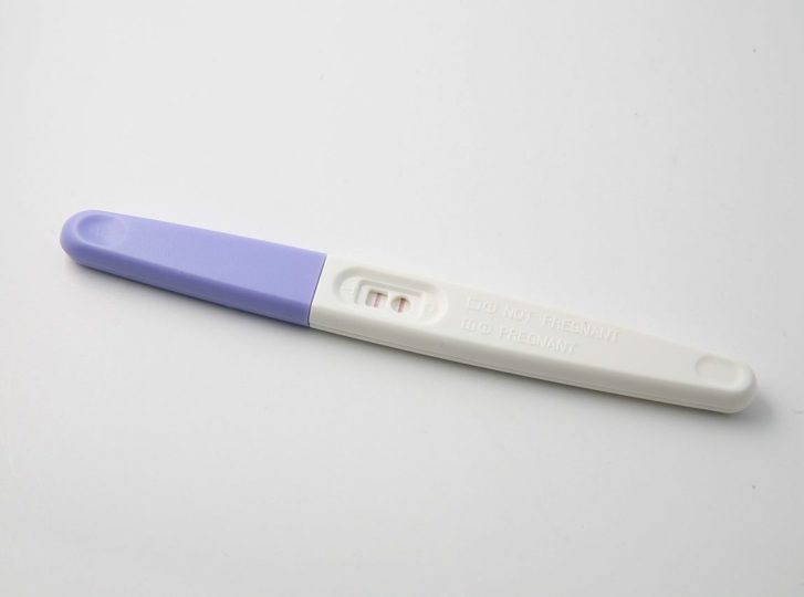 Certa vez, uma estação de rádio canadense leiloou um suposto teste de gravidez de Britney que teria sido encontrado no lixo do quarto de um hotel. Ah, o teste – que acusava positivo – foi arrematado por US$ 5 mil.