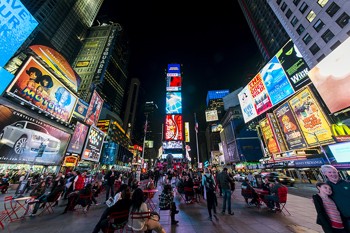Times Square, Nova York: Conhecida por suas luzes vibrantes, multidÃµes e anÃºncios incessantes, a Times Square atrai turistas curiosos, mas acaba sendo mais comum do que especial. 