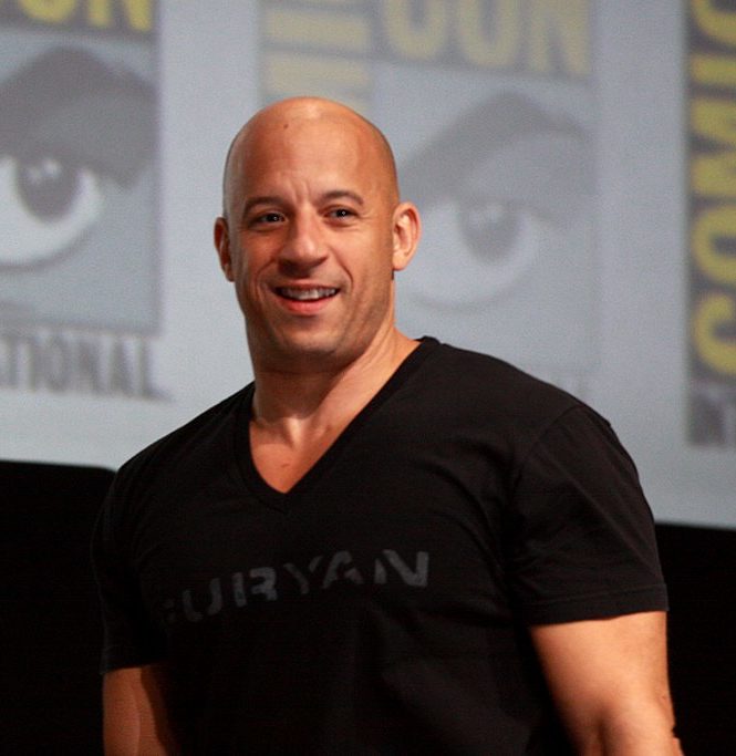 <p>Vin Diesel – Nascido no Condado de Alameda, na Califórnia, em 1967, seu nome de batismo é Mark Sinclair Vincent. “Vin” vem de Vincent, enquanto o apelido “Diesel” foi dado por amigos por causa de sua energia considerada inesgotável, comparada à de um motor a diesel.</p>
