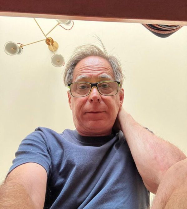 Em 2023, após quatro anos afastado dos palcos, o ator Pedro Cardoso voltou à ativa com duas comédias que ele mesmo escreveu. 