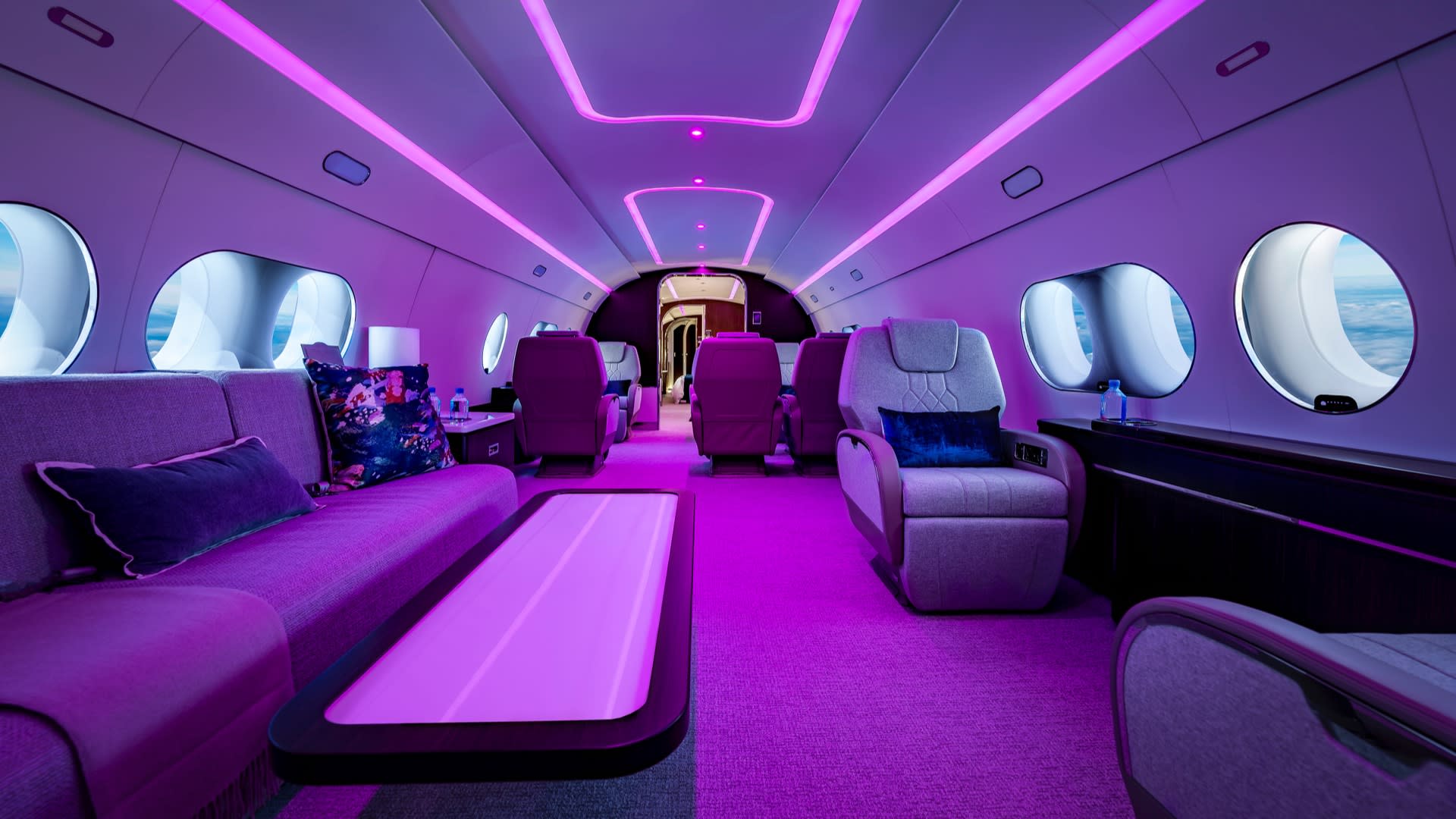 Entre os luxos a bordo, a aeronave conta com mesa de jantar para oito pessoas.