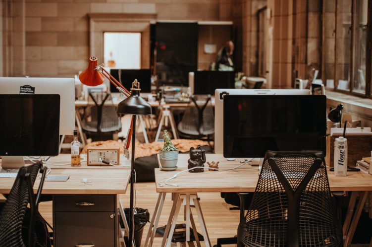 “Ressentimento corporativo” - Profissionais que se engajam no "resenteeism" optam por permanecer em empregos que os deixam infelizes devido à falta de opções no mercado de trabalho. -Annie Spratt Unsplash