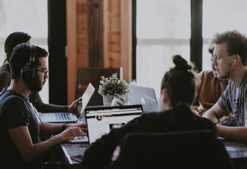 Essa prática faz com que os funcionários trabalhem mais para ganhar o mesmo salário, além de os colocar para exercerem diferentes funções dentro da empresa.-Annie Spratt Unsplash