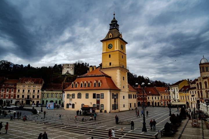 Bra?ov é uma das cidades mais encantadoras da Romênia, situada aos pés dos Cárpatos. Seu centro histórico preserva construções medievais, praças amplas e ruas de paralelepípedo.