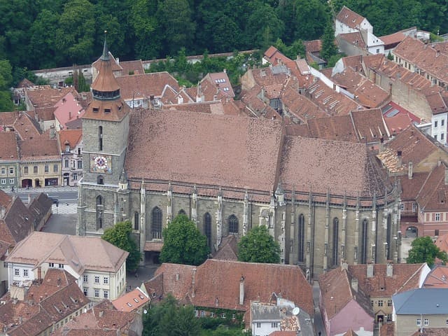 Entre os principais atrativos estão a imponente Igreja Negra, o teleférico até o Monte Tampa e as muralhas antigas que cercavam a cidade. A Rua Sforii, uma das mais estreitas da Europa, também chama atenção.
