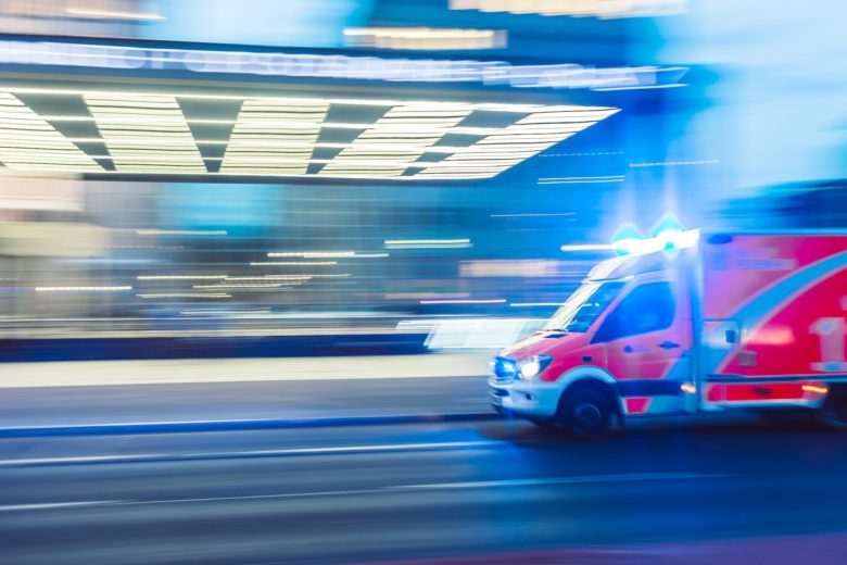 Após a notificação do celular, os paramédicos foram até a cena do acidente e todas as pessoas envolvidas na colisão foram transportadas para o hospital.