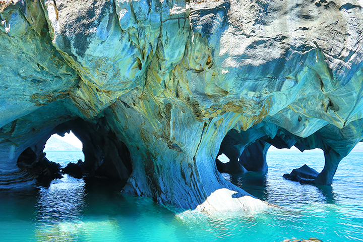  E ganham nuances que se destacam na água de tom azul-turqueza (proveniente do degelo glacial), que penetra as cavernas no Lago General Carrera..  - - Public Domain pxhere.com